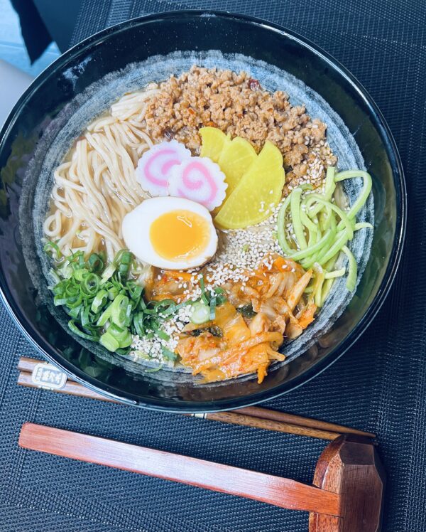 RAMEN Z WIEPRZOWINĄ