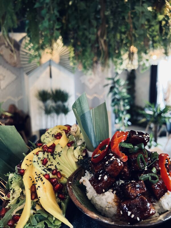 TOFU W SOSIE TERIYAKI Z SAŁATKĄ MANGO AVOKADO