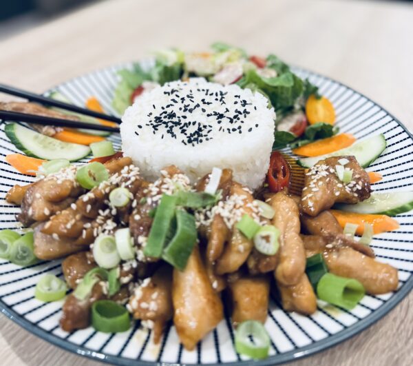 KURCZAK TERIYAKI Z MIX SAŁAT